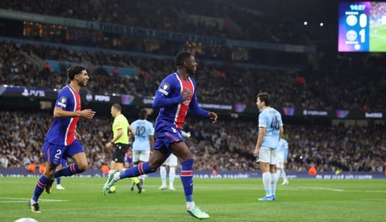 2-4. El PSG impresiona, golea y resiste en Mánchester El jugador del Paris Saint-Germain Ousmane Dembele (C) celebra un gol durate el partido de la fase liga de lae UEFA Champions League que han jugado Manchester City y Paris Saint-Germain en Manchester, Reino Unido. EFE/EPA/ADAM VAUGHAN