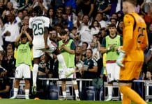 Victoria Real y Vinícius expulsado El delantero del Real Madrid Yan Diomande (i) celebra con Kylian Mbappé tras marcar el 1-0, durante el partido de LaLiga de fútbol que Real Madrid y Villarreal CF disputaron en el estadio Santiago Bernabéu. EFE/Chema Moya