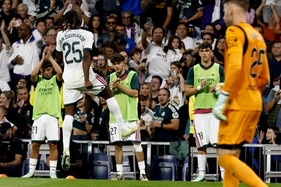 1-0. Diomande da tres puntos al Real Madrid y Vinícius es expulsado El delantero del Real Madrid Yan Diomande (i) celebra con Kylian Mbappé tras marcar el 1-0, durante el partido de LaLiga de fútbol que Real Madrid y Villarreal CF disputaron en el estadio Santiago Bernabéu. EFE/Chema Moya