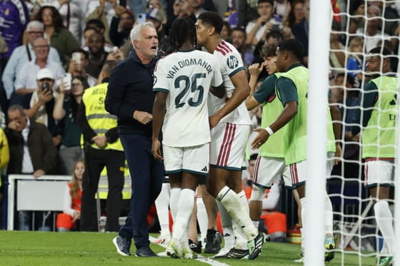 El entrenador del Real Madrid, José Mourinho (i) celebra con su delantero Yan Diomande (c) el 1-0, durante el partido de LaLiga de fútbol que Real Madrid y Villarreal CF disputaron en el estadio Santiago Bernabéu. EFE/Chema Moya