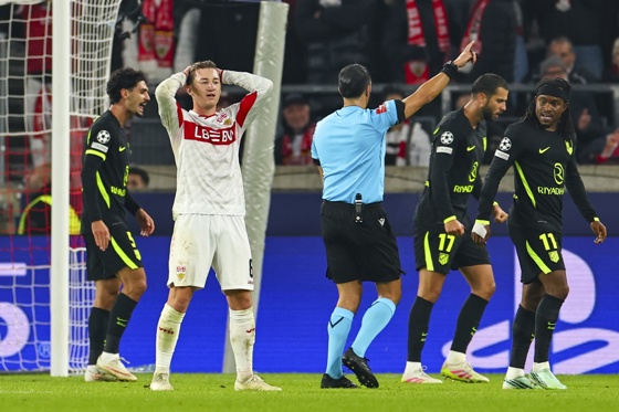EL jugador del Stuttgart Angelo Stiller (2I) durante el partido de la fase liga de la UEFA Champions League que han jugado VfB Stuttgart y Atletico de Madrid, en Stuttgart, Alemania. EFE/EPA/ANNA SZILAGYI