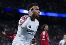 Mbappé a tres goles de Raphinha El delantero francés del Real Madrid Kylian Mbappé celebra su segundo gol durante el partido de la jornada 9 de LaLiga entre el Real Madrid y el Sevilla FC, este domingo en el estadio Santiago Bernabéu. EFE/J.J.Guillén