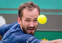 Daniel Mérida se desinfla Fotografía del pasado 10 de octubre, en la que puede verse al tenista ruso Daniil Medvedev, durante un partido. EFE/ ALEX PLAVEVSKI Shanghái (China), 10/10/2026.- El ruso Daniil Medvedev durante su partido de individuales masculinos contra el alemán Jan-Lennard Struff en el torneo de tenis Másters 1000 de Shanghái, en Shanghái (China), el 10 de octubre de 2026. EFE/ALEX PLAVEVSKI