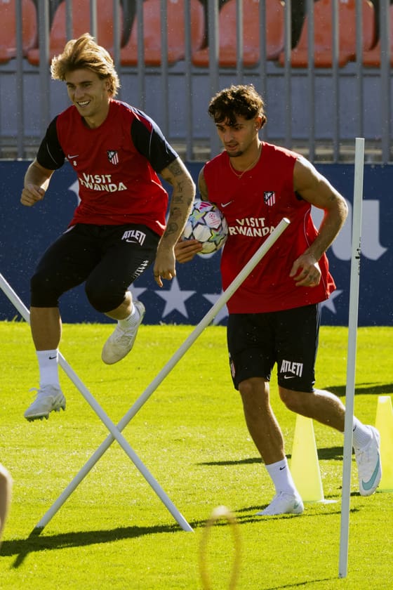 Pablo Barrios y Marc Pubill, durante el entrenamiento.- EFE/ Sergio Pérez