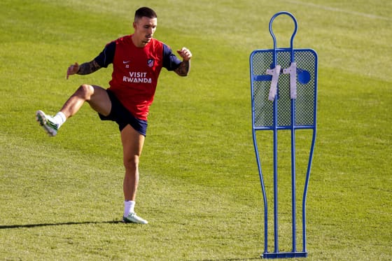 Grimaldo, durante el entrenamiento en la Ciudad Deportiva de Majadahonda.- EFE/ Sergio Pérez