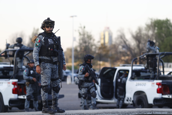 México detiene a El señor de la A, ligado al Nuevo Cartel de Juárez y reclamado por EEUU De acuerdo con el informe de las fuerzas federales, el arrestado operaba como encargado de plaza en el municipio de Rosales y coordinaba rutas de tráfico de droga y migrantes hacia territorio estadounidense, bajo las órdenes directas de su hijo, un mando regional identificado por el alias de 'Checo'. Fotografía de archivo. EFE/ Francisco Guasco