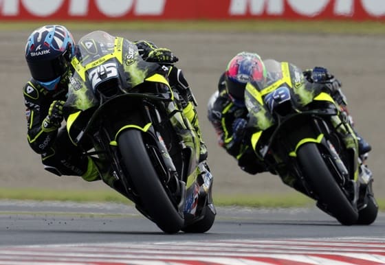 Raúl Fernández establece un nuevo récord y domina la práctica oficial Fotografía del pasado 4 de octubre, en la que puede verse al piloto español Raúl Fernández (i) en el pasado Gran Premio de Japón. EFE/ FRANCK ROBICHON