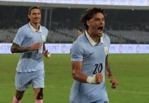 Uruguay aplasta a India El uruguayo Maximiliano Araújo (d) celebra tras marcar un gol durante el partido amistoso de fútbol internacional entre India y Uruguay en el Salt Lake Stadium de Calcuta (India). EFE/PIYAL ADHIKARY