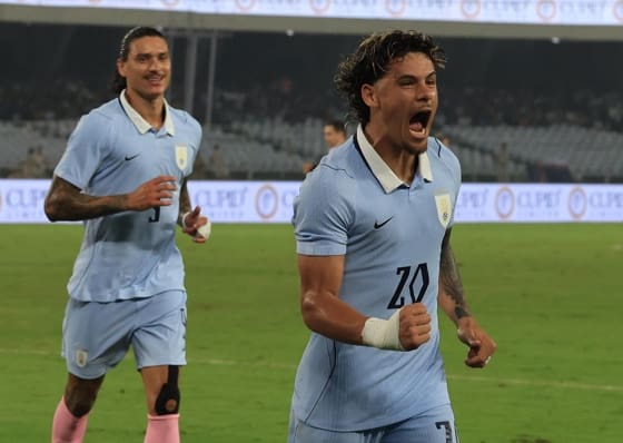1-6. Uruguay cierra su gira por Asia goleando a India El uruguayo Maximiliano Araújo (d) celebra tras marcar un gol durante el partido amistoso de fútbol internacional entre India y Uruguay en el Salt Lake Stadium de Calcuta (India). EFE/PIYAL ADHIKARY