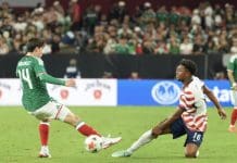 Estados Unidos aplasta a Mexico Alex Freeman (d), de Estados Unidos, disputa el balón con Armando González, de México, en un partido Amistoso entre Estados Unidos y México en el estadio State Farm en Glendale (Estados Unidos). EFE/ Ómar Alonso