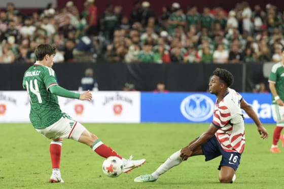 3-0. Estados Unidos golea a México, que jugó uno de sus peores partidos en mucho tiempo Alex Freeman (d), de Estados Unidos, disputa el balón con Armando González, de México, en un partido Amistoso entre Estados Unidos y México en el estadio State Farm en Glendale (Estados Unidos). EFE/ Ómar Alonso