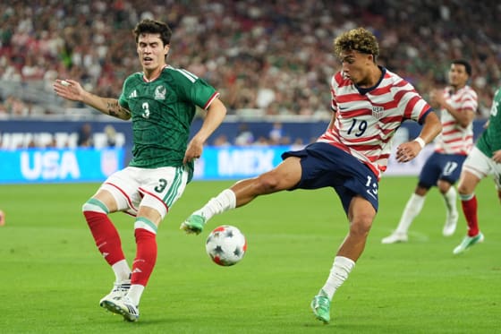 Julian Hall (d), de Estados Unidos, disputa el balón con Diego Campillo, de México, en un partido Amistoso entre Estados Unidos y México en el estadio State Farm en Glendale (Estados Unidos). EFE/ Ómar Alonso