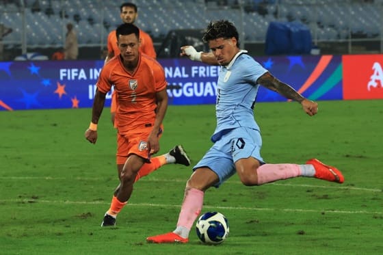 Maximiliano Araújo (d), de Uruguay, disputa el balón con Avishek Singh, de India (i), durante el partido de fútbol amistoso internacional entre India y Uruguay en el Salt Lake Stadium de Calcuta (India). EFE/PIYAL ADHIKARY