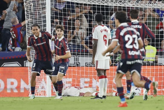 El defensa del Levante Ifeanyi Ndukwe (i) celebra tras marcar el 3-3, durante el partido correspondiente a la octava jornada de LaLiga EA Sports que UD Levante y Sevilla FC han disputado este lunes en el estadio Ciutat de Valencia. EFE/Ana Escobar