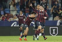 Ndukwe rescata al Levante El defensa del Levante Adrián de la Fuente (d) celebra tras marcar el 2-2, durante el partido correspondiente a la octava jornada de LaLiga EA Sports que UD Levante y Sevilla FC disputan este lunes en el estadio Ciutat de Valencia. EFE/Ana Escobar