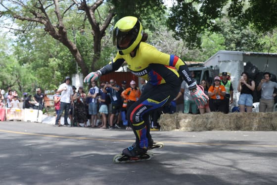Alef Torres, de Colombia, compite en la prueba downhill en línea femenino durante los Juegos Mundiales de Patinaje 2026 en Asunción. EFE/ Juan Pablo Pino