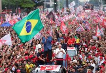 Brasil decide este domingo 25/10/2026 El presidente y candidato a la reelección de Brasil, Luiz Inácio Lula da Silva (c), sostiene la bandera de Brasil durante una caminata con sus seguidores, en la avenida Paulista, en Sao Paulo (Brasil). EFE/ Sebastiao Moreira