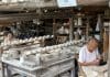 La cuna china de la porcelana Mucho antes de llegar a las mesas de nobles o cruzar los océanos en manos de mercaderes, la porcelana china nacía primero en Jingdezhen, una ciudad del este de China donde los hornos aún no se han apagado, continuando una tradición de más de 1.000 años de historia. En las montañas que rodean esta urbe -pequeña para los estándares chinos, pero con más de un millón y medio de habitantes- está el yacimiento que dio nombre al caolín: la arcilla que, sumada a la piedra de porcelana, permitió perfeccionar la técnica y convertir un pueblo alfarero en capital industrial de este material. EFE/ Irene Morante