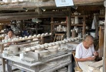 La cuna china de la porcelana Mucho antes de llegar a las mesas de nobles o cruzar los océanos en manos de mercaderes, la porcelana china nacía primero en Jingdezhen, una ciudad del este de China donde los hornos aún no se han apagado, continuando una tradición de más de 1.000 años de historia. En las montañas que rodean esta urbe -pequeña para los estándares chinos, pero con más de un millón y medio de habitantes- está el yacimiento que dio nombre al caolín: la arcilla que, sumada a la piedra de porcelana, permitió perfeccionar la técnica y convertir un pueblo alfarero en capital industrial de este material. EFE/ Irene Morante