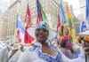 El Desfile de la Hispanidad bajo la lluvia. Una mujer participa en el Desfile de la Hispanidad este domingo en Nueva York (EE.UU.). EFE/ Angel Colmenares