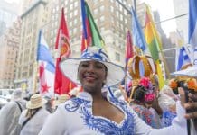 El Desfile de la Hispanidad bajo la lluvia. Una mujer participa en el Desfile de la Hispanidad este domingo en Nueva York (EE.UU.). EFE/ Angel Colmenares
