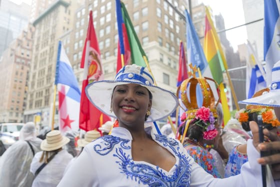 La lluvia no apaga la fiesta de la Hispanidad en Nueva York Una mujer participa en el Desfile de la Hispanidad este domingo en Nueva York (EE.UU.). EFE/ Angel Colmenares