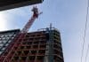 ¡El Envejecimiento laboral y la represión migratoria agotan mano de obra calificada! La construcción de un nuevo edificio residencial en Jersey City. La oferta de trabajadores calificados en la construcción y otros oficios está bajo presión por el envejecimiento, la aplicación de las leyes de inmigración y la prisa por construir centros de datos. (Foto de Anne-Marie Caruso/New Jersey Monitor)