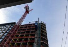 ¡El Envejecimiento laboral y la represión migratoria agotan mano de obra calificada! La construcción de un nuevo edificio residencial en Jersey City. La oferta de trabajadores calificados en la construcción y otros oficios está bajo presión por el envejecimiento, la aplicación de las leyes de inmigración y la prisa por construir centros de datos. (Foto de Anne-Marie Caruso/New Jersey Monitor)