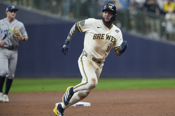 Venezolanos buscan doble corona histórica entre el Clásico Mundial y la Serie Mundial El jardinero izquierdo de los Cerveceros de Milwaukee, el venezolano Jackson Chourio, avanza a tercera base durante el Juego 1 de la Serie Mundial de las Grandes Ligas de Béisbol (MLB). EFE/EPA/ROSS HARRIED