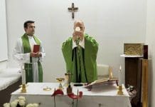 El papa León XIV en Recuperación. El papa León XIV celebrando misa en la sala habilitada en la décima planta del Policlínico Gemelli de Roma, Italia, el 16 de octubre de 2026. EFE/EPA/VATICAN MEDIA PRESS OFFICE