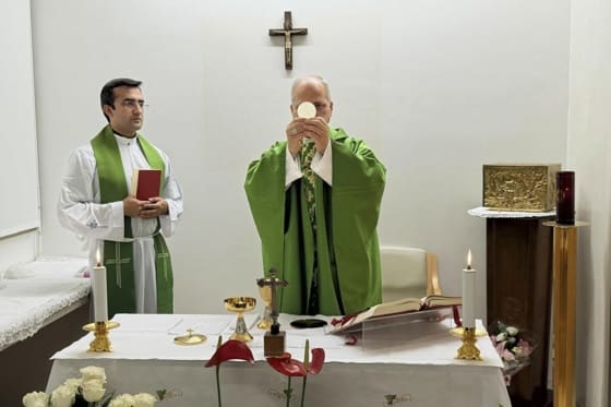 León XIV recibe el alta hospitalaria y regresará al Vaticano esta tarde El papa León XIV celebrando misa en la sala habilitada en la décima planta del Policlínico Gemelli de Roma, Italia, el 16 de octubre de 2026. EFE/EPA/VATICAN MEDIA PRESS OFFICE