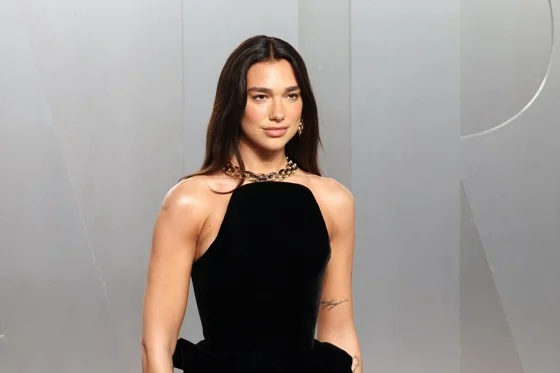 Imagen de archivo de Dua Lipa en la fiesta de los Oscar de Vanity Fair 2026 tras la 98.ª ceremonia anual de los Premios de la Academia en el Museo de Arte del Condado de Los Ángeles (LACMA) en Los Ángeles, California, EE. UU., el 15 de marzo de 2026. EFE/EPA/NINA PROMMER