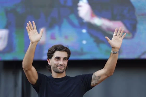 Fotografía del pasado 7 de agosto, en la que puede verse al delantero del Barcelona Ferran Torres, durante un homenaje recibido en su pueblo, Foios, tras ganar el Mundial 2026 con España. EFE/Ana Escobar