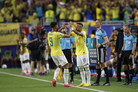 Momento del ingreso de Neymar (d) al partido de Brasil ante Escocia en el Mundial 2026. Es el primero que juega el '10' en este torneo. EFE/ Alberto Estevez