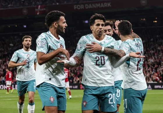 Joao Felix (c) celebra con sus compañeros el 0-1 de Portugal ante Dinamarca. EFE/EPA/PAULO NOVAIS