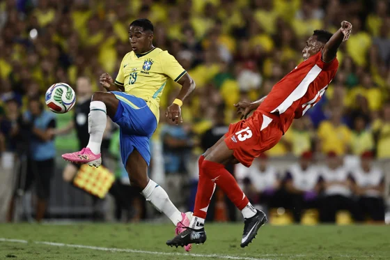 Endrick (i), de Brasil, disputa un balón con Jiovany Ramos, de Panamá, en un partido amistoso previo al Mundial 2026 entre Brasil y Panamá en el estadio Maracaná, en Río de Janeiro (Brasil). EFE/ André Coelho