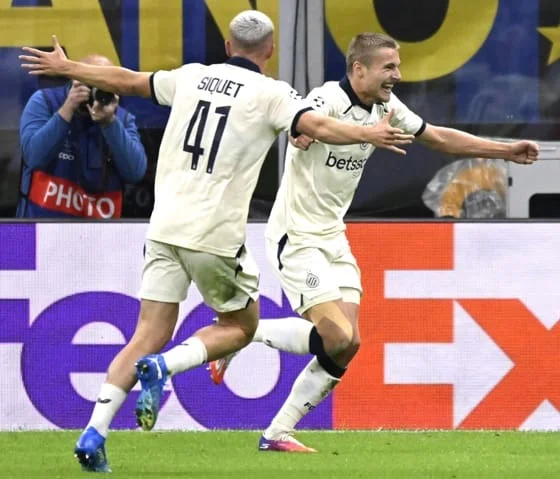 El jugador del Brujas Romeo Vermant (d) celebra un gol durante el