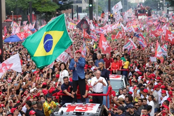 El presidente y candidato a la reelección de Brasil, Luiz Inácio Lula da Silva (c), sostiene la bandera de Brasil durante una caminata con sus seguidores, en la avenida Paulista, en Sao Paulo (Brasil). EFE/ Sebastiao Moreira