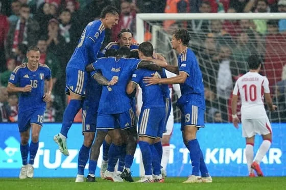 Los jugadores de Italia celebran el celebran el 0-1 durante el segundo partido de la UEFA Nations League que han jugado Turquía e Italia en Bursa,Turquía. EFE/EPA/STRINGER
