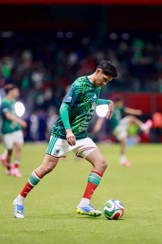 Edson Álvarez de México calienta para un partido de fútbol. EFE/ Felipe Gutiérrez