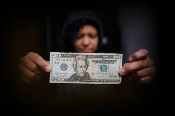 Una persona muestra un billete estadounidense en la ciudad de Guadalajara, en Jalisco (México). Fotografía de archivo. EFE/ Francisco Guasco