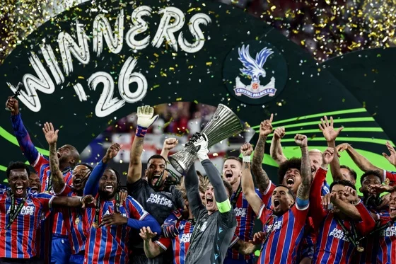 Los jugadores del Crystal Palace levantan el trofeo tras la final de la Liga Conferencia que han jugado Crystal Palace y Rayo Vallecano, en Leipzig, Alemania. EFE/EPA/FILIP SINGER