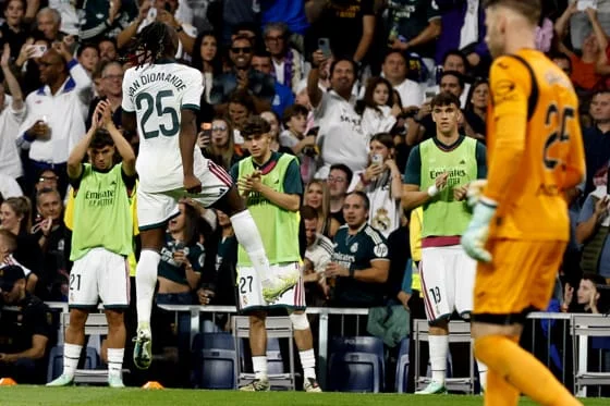 El delantero del Real Madrid Yan Diomande (i) celebra con Kylian Mbappé tras marcar el 1-0, durante el partido de LaLiga de fútbol que Real Madrid y Villarreal CF disputaron en el estadio Santiago Bernabéu. EFE/Chema Moya