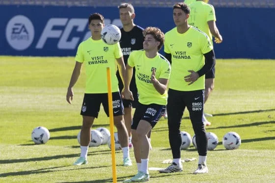 Julián Álvarez, en un ejercicio del entrenamiento. EFE/ Sergio Pérez