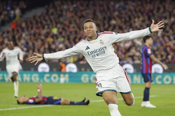 El delantero francés del Real Madrid Kylian Mbappé celebra el segundo gol de su equipo contra el Barcelona Camp Nou. EFE / Alberto Estévez