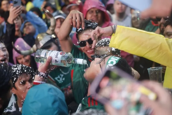Aficionados festejan el triunfo de México en el Mundial de la FIFA 2026 en la madrugada de este miércoles, en Ciudad de México (México). EFE/ Sáshenka Gutiérrez