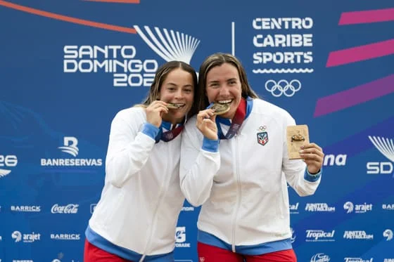 Allanis Navas y María González, de Puerto Rico, celebran al ganar medalla de oro en voley playa este viernes en los XXV Juegos Centroamericanos y del Caribe Santo Domingo 2026. EFE/ Orlando Barría