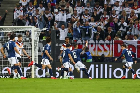 El jugador de Grecia Dimitris Kourbelis celebra el 0-1 durante el partido de la UEFA Nations League que han jugado Alemania y Grecia en Augsburgo, Alemania. EFE/EPA/ANNA SZILAGYI
