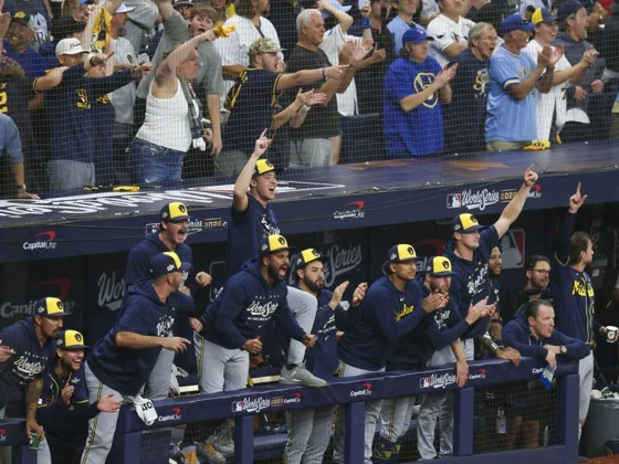 Jugadores de los Cerveceros celebran las carreras de su equipo en el quinto inning del tercer juego de la Serie Mundial de béisbol ante los Rays en el Tropicana Field in St. Petersburg, Florida. EFE/EPA/GARY BOGDON
