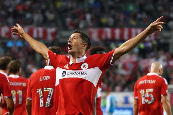 Robert Lewandowski se estrenó con doblete en el Chicago Fire, en el partido ante el Charlotte FC, en el Soldier Field en Chicago. EFE/Kenneth Fernández